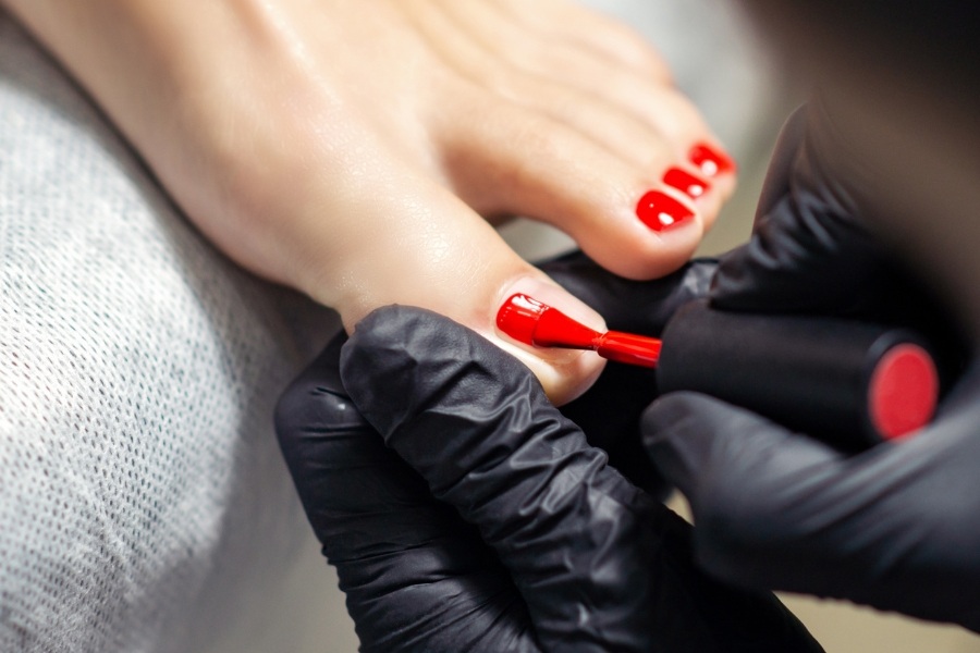 Soin des pieds avec vernis UV